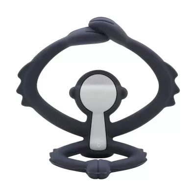 Objeto preto em forma humana estilizada com parte central prateada em fundo branco