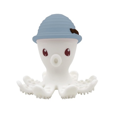 Brinquedo de polvo branco com chapéu azul claro e olho borgonha