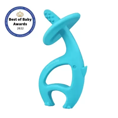 Brinquedo azul para bebé em forma de golfinho com textura dentada e selo de prémio Best of Baby Awards 2022