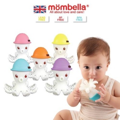 Brinquedos de polvo coloridos e bebé a mastigar um brinquedo similar