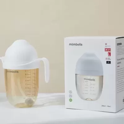 Fralda de bebé amarela com tampa branca e caixa ao lado