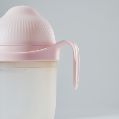 Copo de bebé rosa translúcido com tampa e bico em fundo cinzento