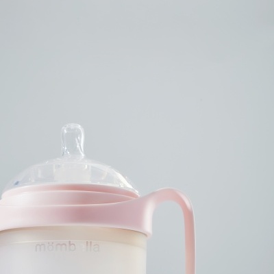 Chávena de aprendizagem rosa e branca com tampa transparente