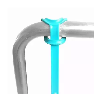 Suporte azul claro em tubo metálico cinza