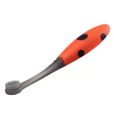 Escova de dentes infantil com cabo laranja e preto em fundo branco