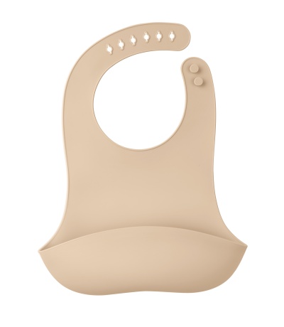 Babete para bebé em silicone bege com bolso coletor e fecho ajustável
