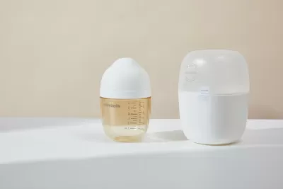 Dois frascos de produtos cosméticos com tampas brancas sobre superfície branca