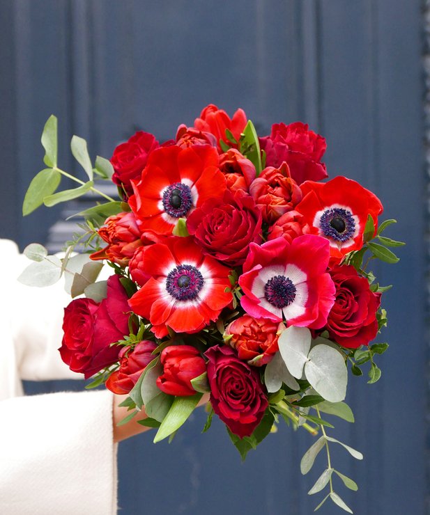 Bouquet de flores vermelhas com folhagem verde