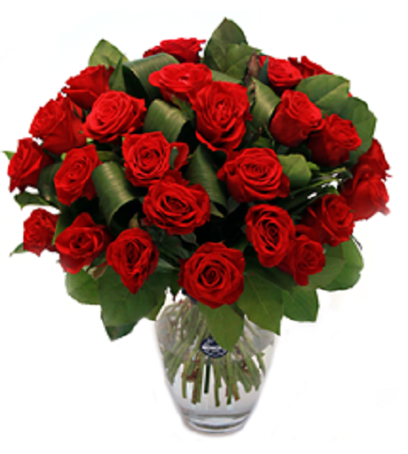 Vaso de vidro com arranjo de rosas vermelhas e folhas verdes