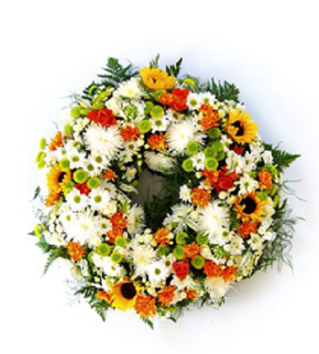 Coroa floral colorida com flores naturais e folhas verdes