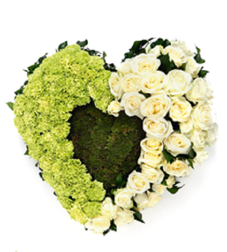 Arranjo floral em forma de coração com flores verdes e rosas brancas