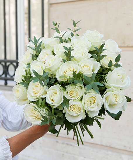 Ramo de rosas brancas com folhagem verde