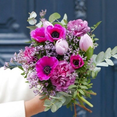 Buquê de flores coloridas com tons de rosa, roxo e verde