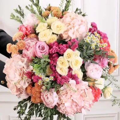 Buquê grande e colorido de flores variadas contra fundo branco