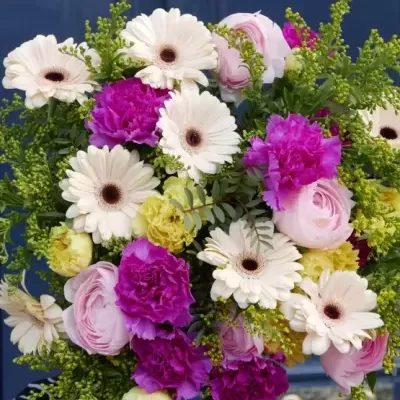 Bouquê de flores coloridas com cravos, rosas, margaridas e folhagem