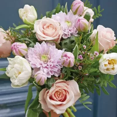 Ramo de flores variadas em tons rosa e branco com folhagem verde