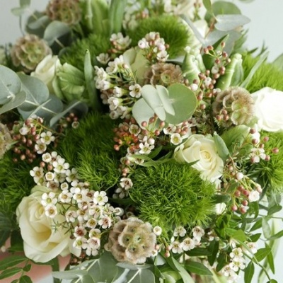 Ramo de flores com rosas brancas e folhagem verde