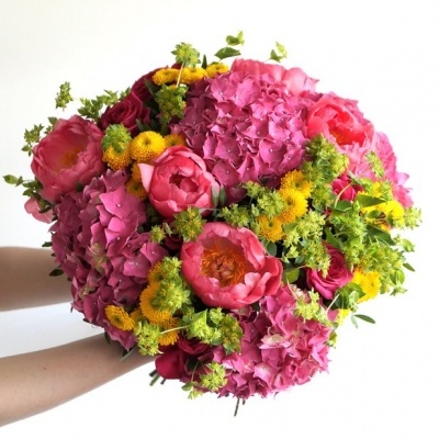 Buquê colorido de flores com hortênsias cor-de-rosa e peônias