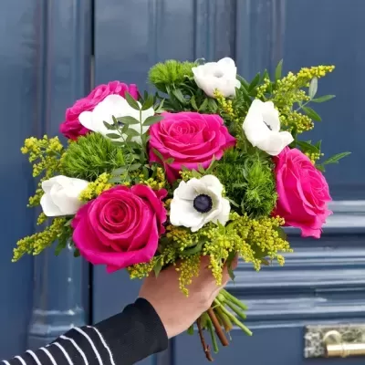 Buquê de flores coloridas com rosas cor-de-rosa e flores brancas em fundo azul