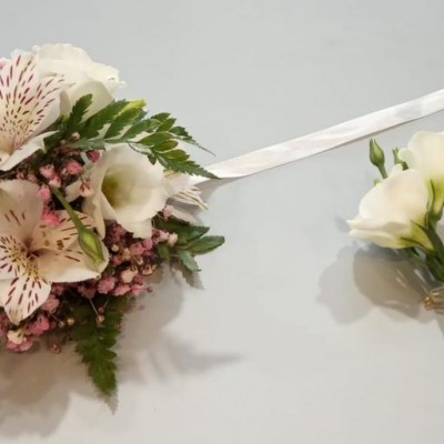 Ramo de flores brancas e rosas com fita e botão de flor separado