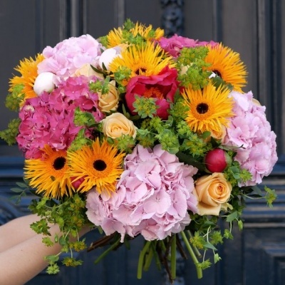 Buquê colorido de flores com girassóis e hortênsias