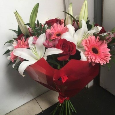 Bouquet de flores coloridas embrulhado em papel vermelho