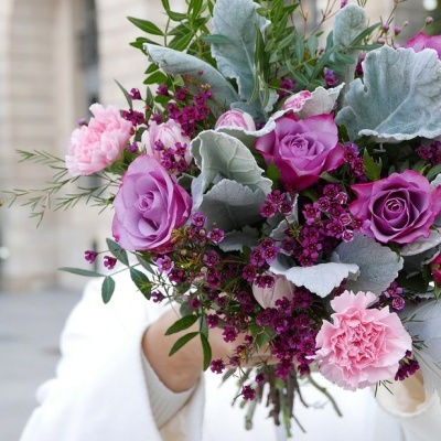 Ramo colorido de flores em tons de roxo e rosa com folhagem verde e cinzenta