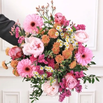 buquê colorido de flores várias com fundo branco