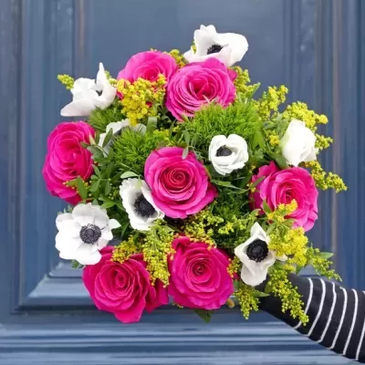 Ramo de flores coloridas com fundo de porta azul