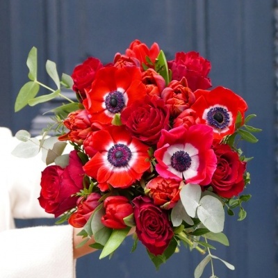 Bouquet de flores vermelhas com folhagem verde