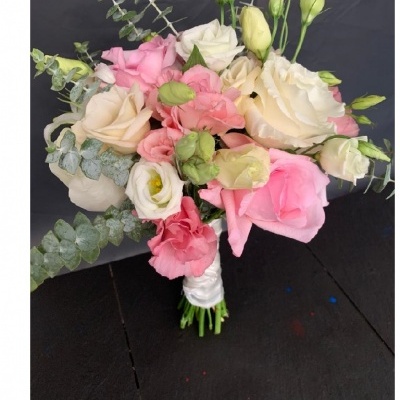 Bouquet de flores com rosas brancas, rosas em tons rosa claro e creme e folhas verdes de eucalipto