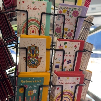 Cartões de aniversário coloridos em suporte de metal