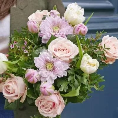 Bouquet de flores com rosas, crisântemos e tulipas em tons de branco e rosa