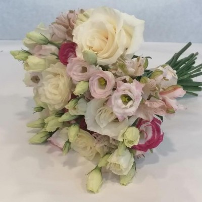 Buquê de flores com rosas brancas e flores pequenas em tons de rosa claro e branco