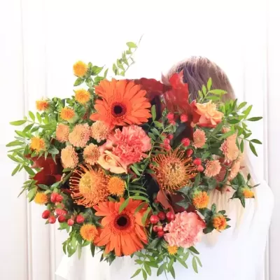 Bouquet colorido de flores e folhas verdes com bagas vermelhas.