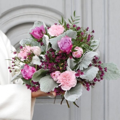 Ramo multicolorido com rosas, cravos, flores pequenas e folhas verdes-acinzentadas