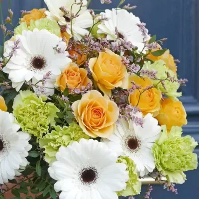 Bouquet colorido de flores variadas com fundo azul