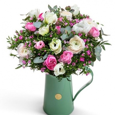 Buquê de flores rosa e branco em jarro verde metálico