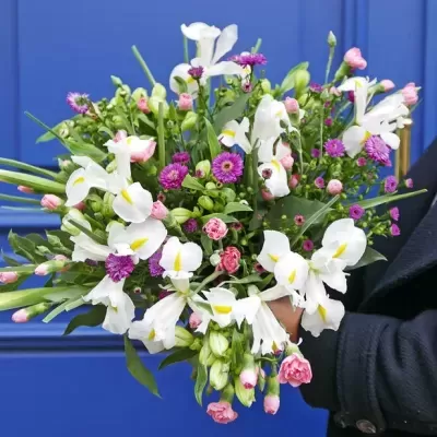 Bouquet de flores branco, rosa e roxo com folhagem verde