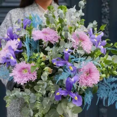 Bouquet grande de flores coloridas com crisântemos rosa e íris roxas