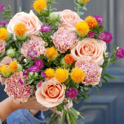 Ramo de flores coloridas com rosas pêssego, amarelas, roxas e cor de rosa