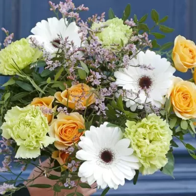 Bouquet colorido de flores variadas com fundo azul