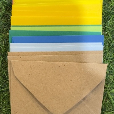 Conjunto de envelopes coloridos sobre relva verde