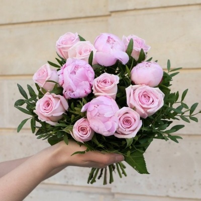 Bouquet de flores cor-de-rosa claro com folhas verdes
