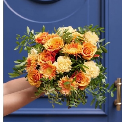 Bouquet colorido de flores com porta azul de fundo