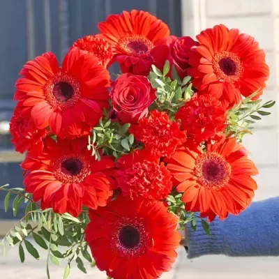 Ramo de flores vermelhas variadas com folhas verdes