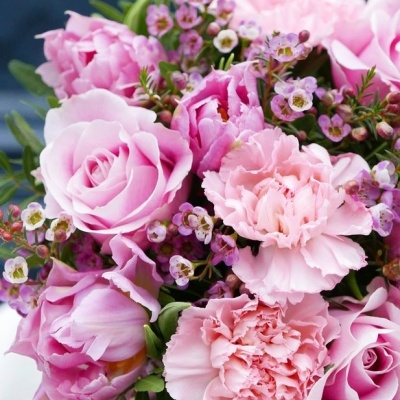 Ramo de flores cor-de-rosa com rosas, cravos e flores lilases