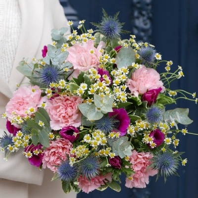 Buquê colorido de flores frescas com fundo azul