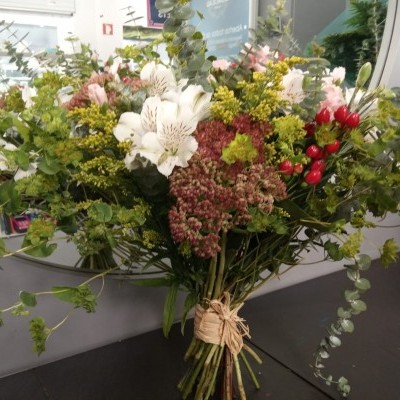 Ramo de flores variadas com flores brancas, rosas, vermelhas e verdes amarrado com corda natural