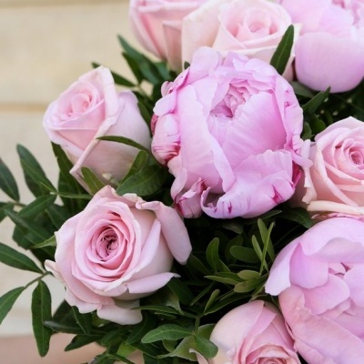 Buquê de flores rosa com folhas verdes